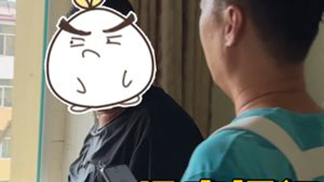 这位大哥那绝对是省钱界的天花板，为了省两块钱，徒步五公里回家，就连保洁费还要分期付款!#厨房清洁 #家政 #清洁好物 #打扫