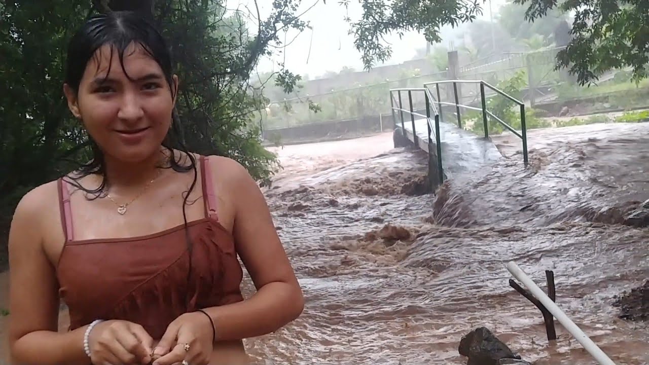 Jimena nopudo crusar el Rio las lluvias estan asiendo destroses
