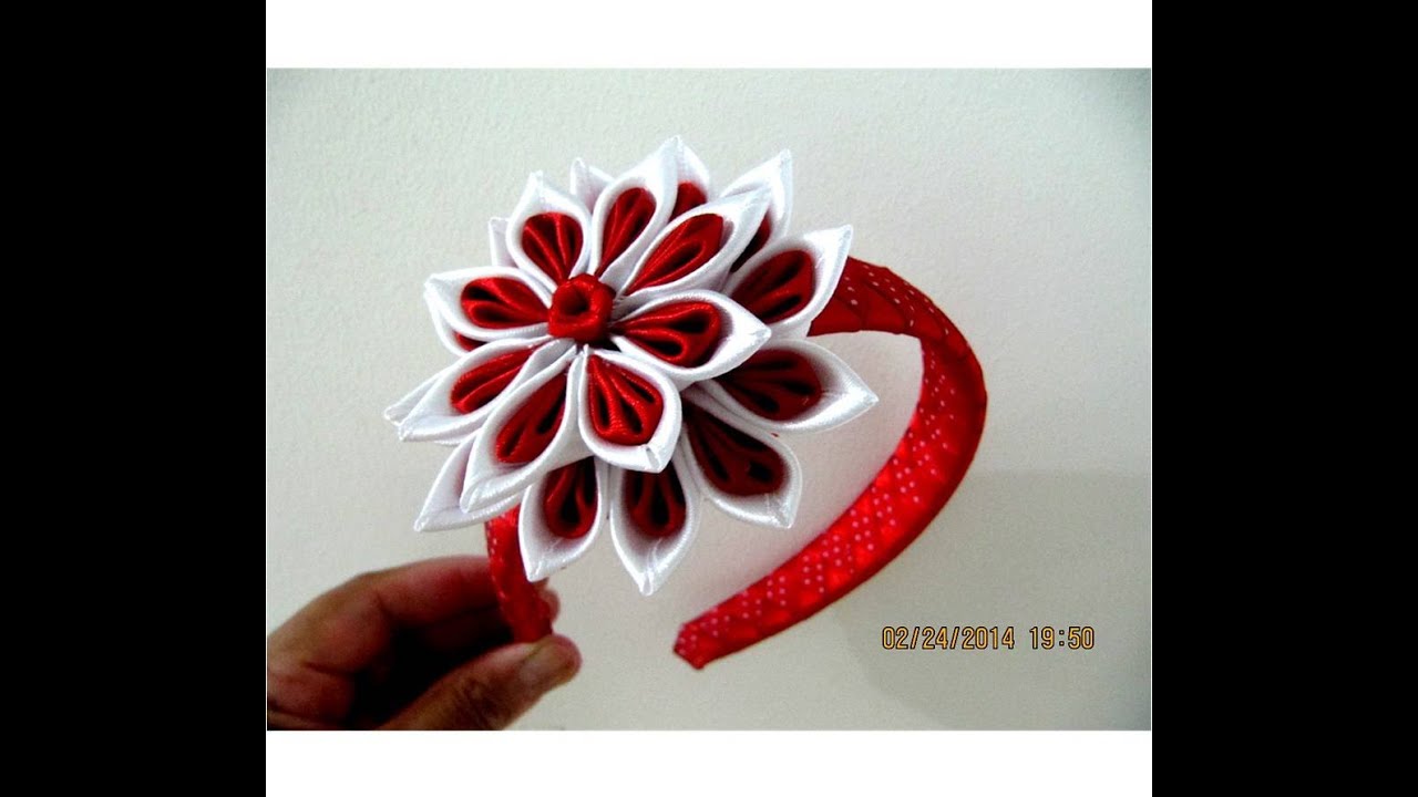 Flores rojas y blancas en diademas trenzadas en cintas para el cabello