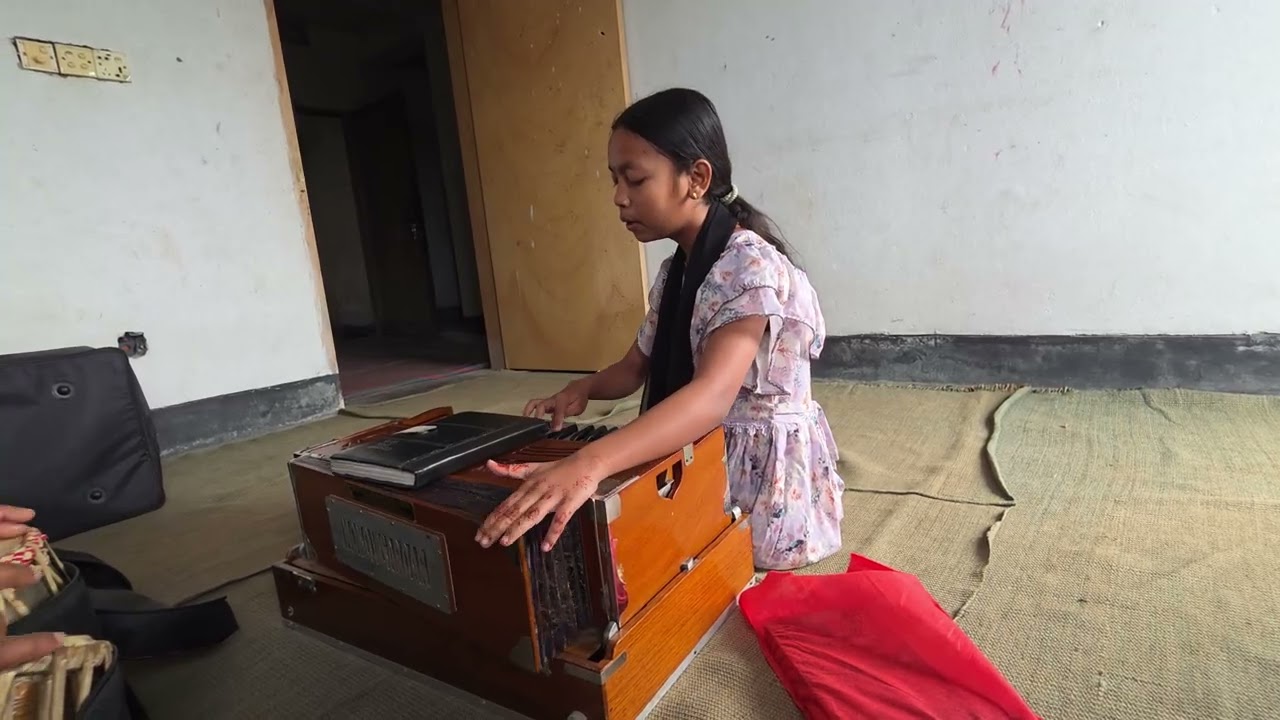 গানের স্বর : ছোটদের বড়দের সকলের গরিবের নিশ্বের ফকিরের।