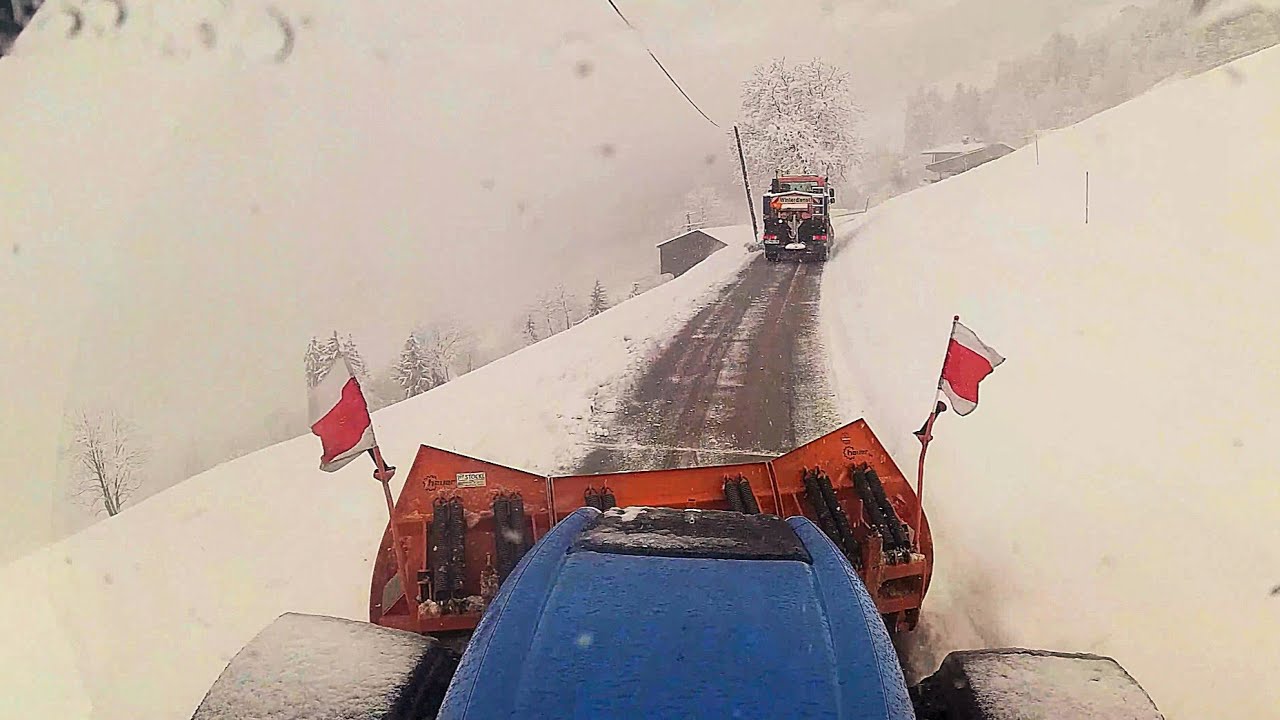 Snow removal with two vehicles on extreme Alpine paths!