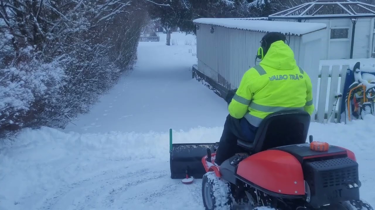 Snöröjning med Jonsered#jonsered #husqvarna #husqvarna3120xp #snöplogning