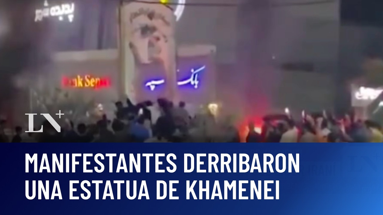 Manifestantes iraníes derribaron una estatua del líder Khamenei