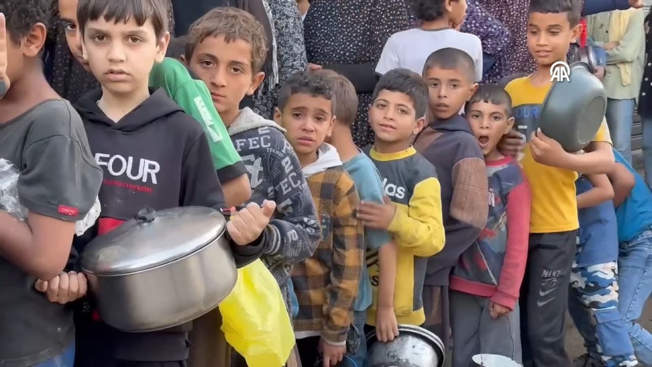 Aid organizations in Gaza distribute meals to displaced Palestinians