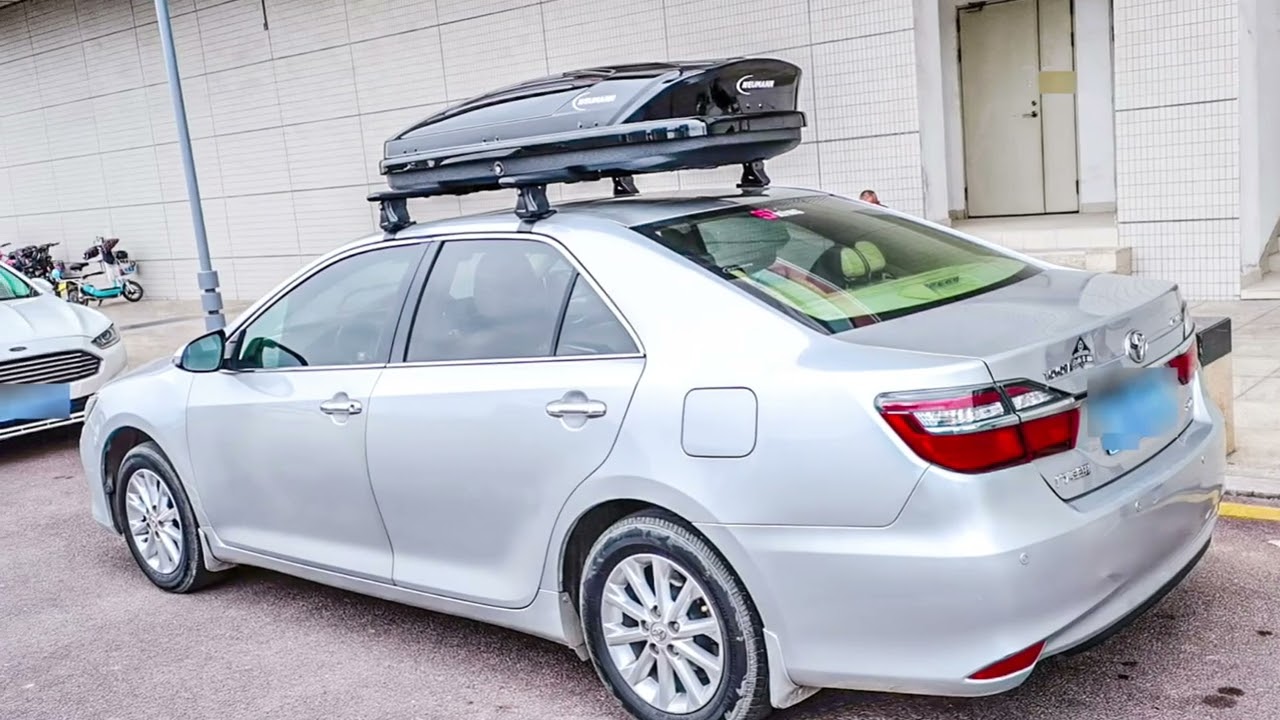 The Peugeot 4008 is equipped with a NEUMANN 307s roof rack and a black G5B roof box.
