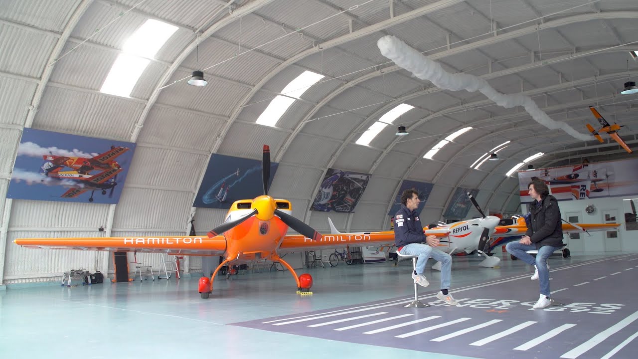 Hablamos con el piloto Juan Velarde, con el que probamos el vuelo acrobático