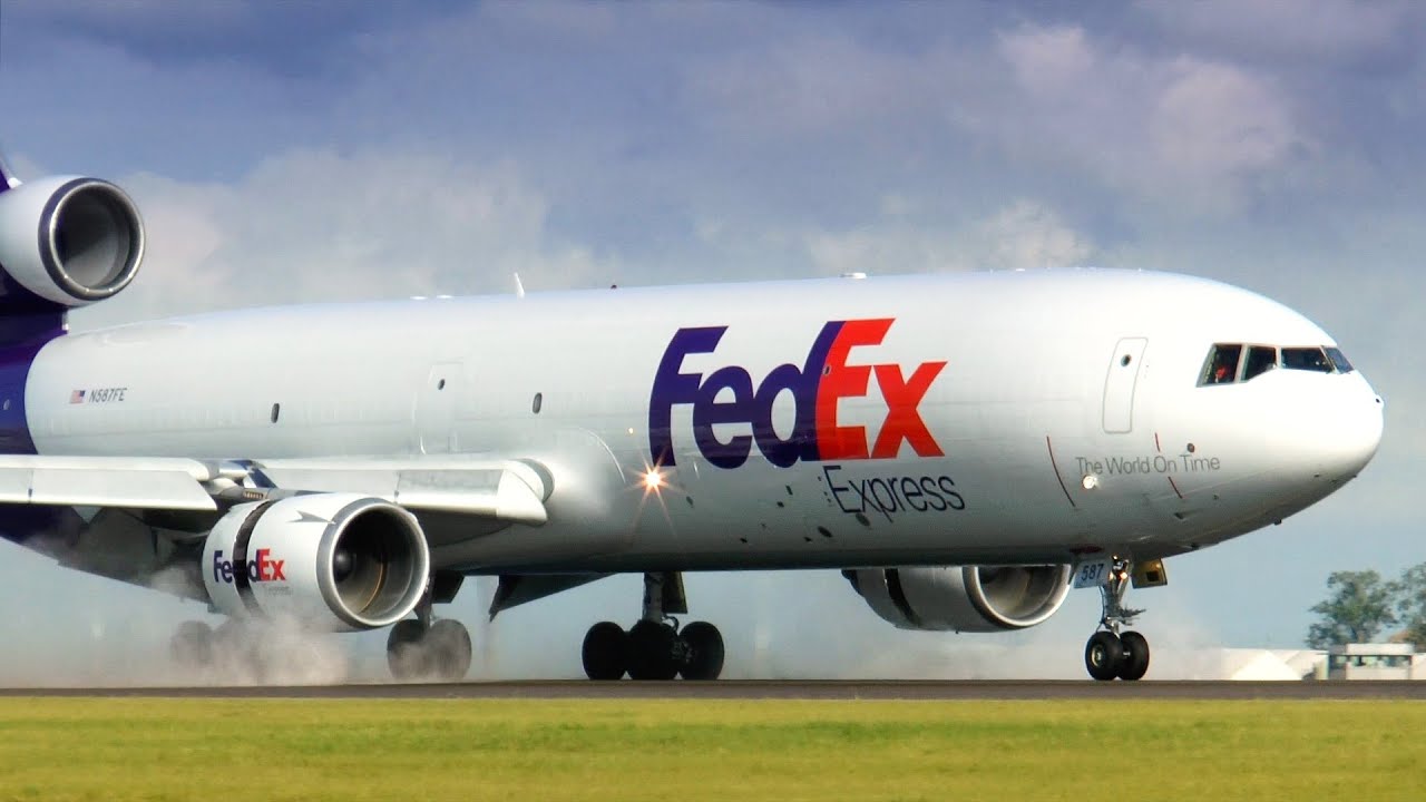 FedEx MD-11 - Crosswind Landing at Paris Charles de Gaulle