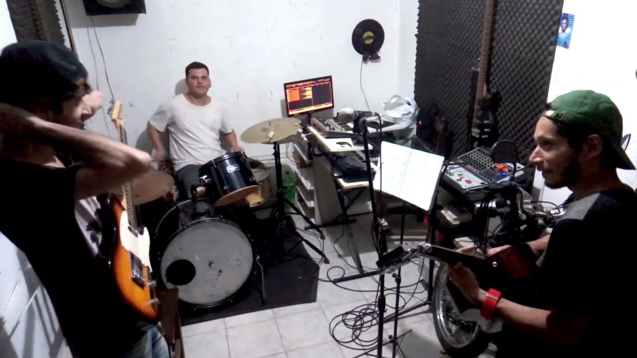Ensayando y grabando estas ideas en el home studio