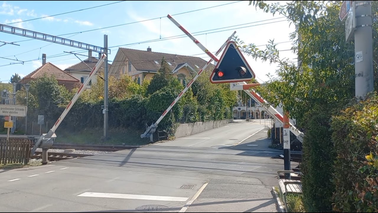 Bahnübergang Münchenbuchsee (CH) // Swiss Railroad Crossing