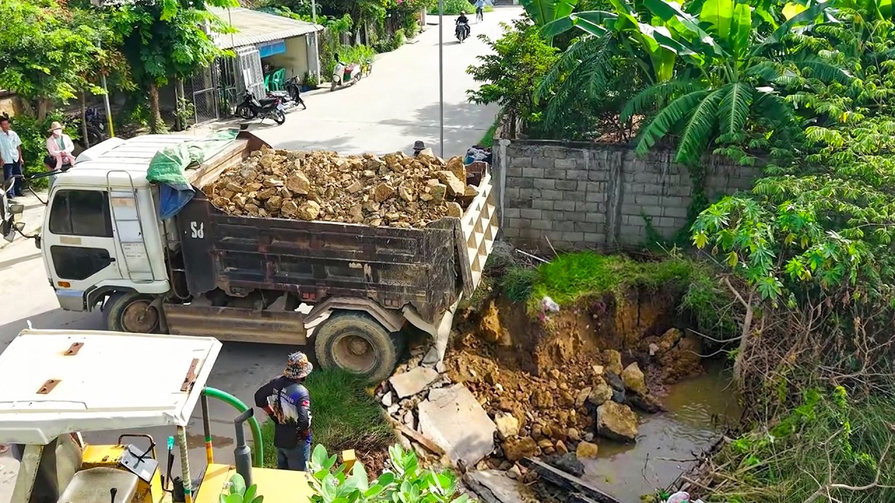 ​Smooth Landfill Start! Dump Trucks Unloading While KOMATSU Dozer Works