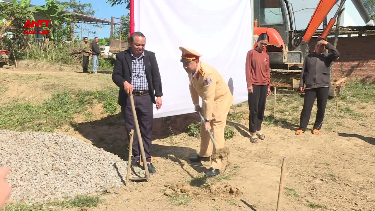 Phòng Cảnh sát giao thông bàn giao căn nhà tình nghĩa cho hộ nghèo