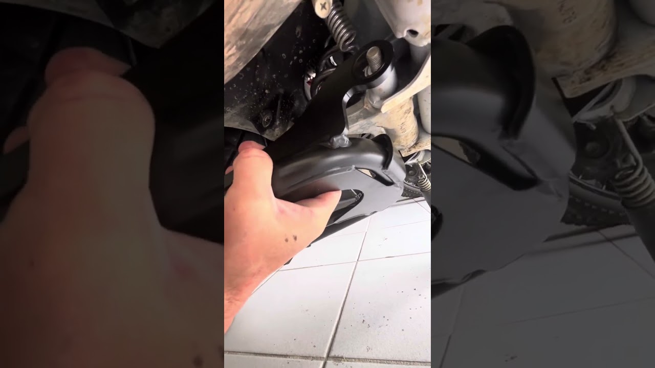 Installation de la béquille centrale Africa-twin-standard-2023