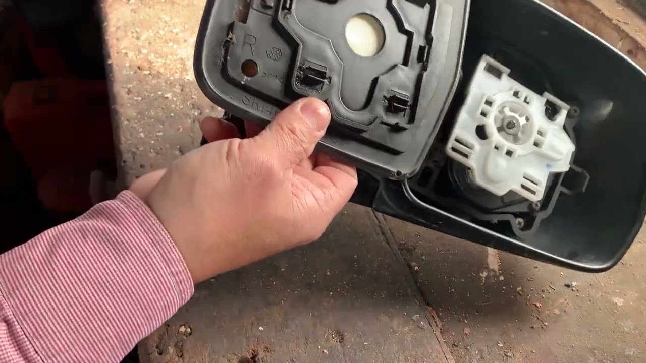 Toyota Estima 2001 Side Mirror Glass Removal