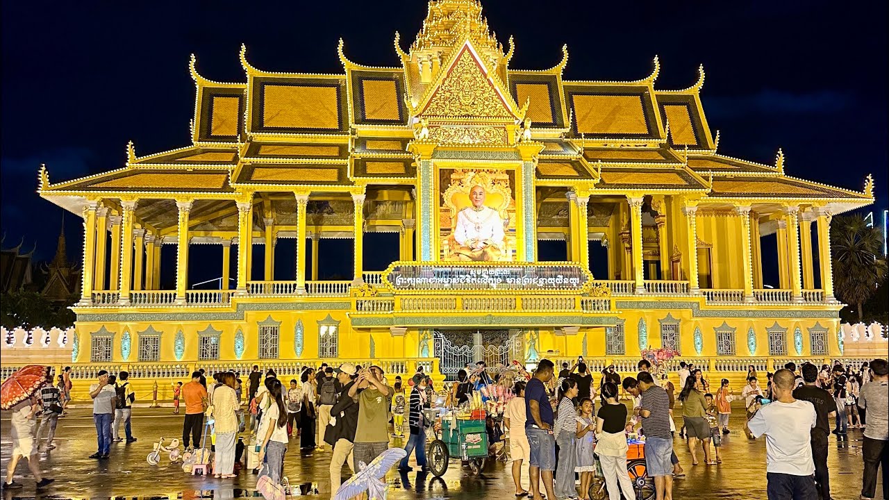Phnom Penh celebrate 21st. Coronation Day of HM the King Norodom Sihamoni by Fireworks