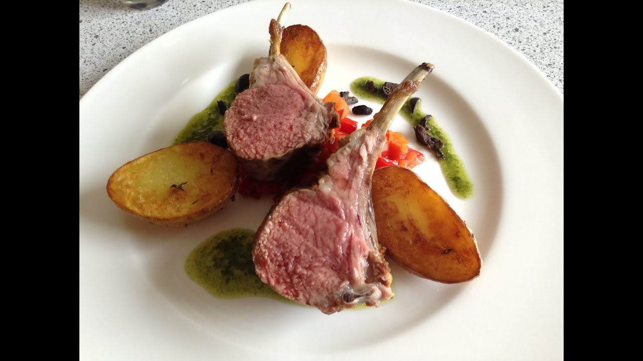 Lammkarree mit Schmorpaprika und gebratenen Kartoffeln