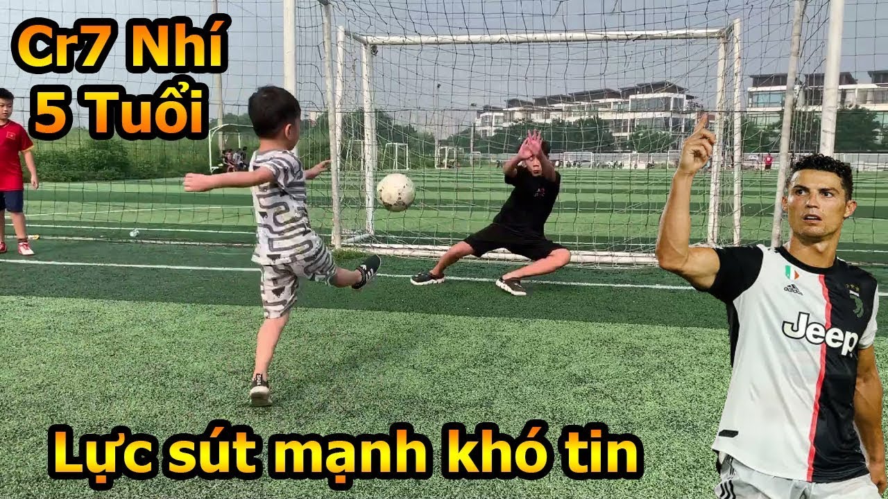 Thử Thách Bóng Đá với Ronaldo nhí Việt Nam 5 tuổi với lực sút penalty khiến thủ môn Duy Trung bó tay