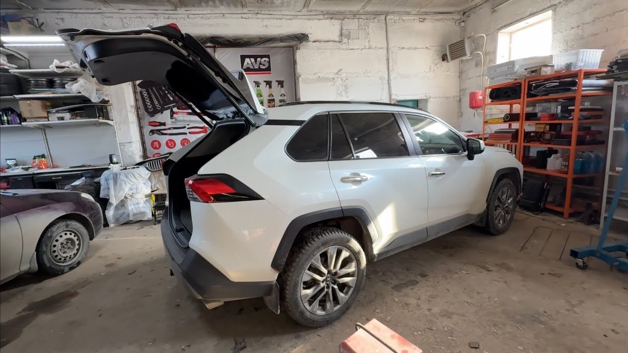 Разбор и шумоизоляция дверей, крышки багажника Toyota RAV4 (XA50) материалами клиента.