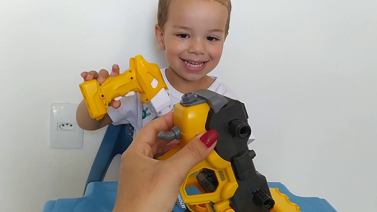 Brincando de desmontar com a parafusadeira de brinquedo