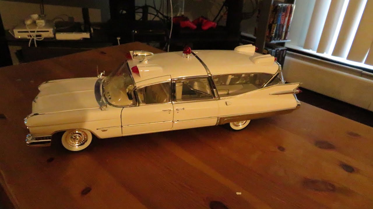 1959 Cadillac Ambulance 1:18 diecast unboxing