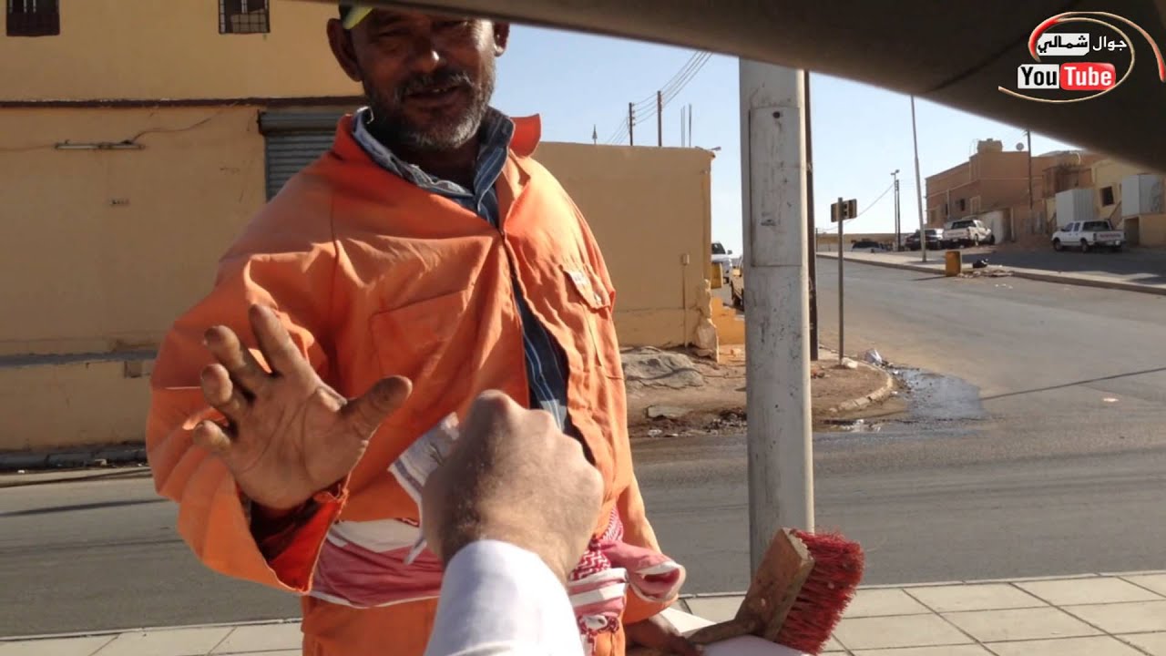 شباب يوزعون الهدايا على عمال النظافه بمناسة عيد الفطر المبارك