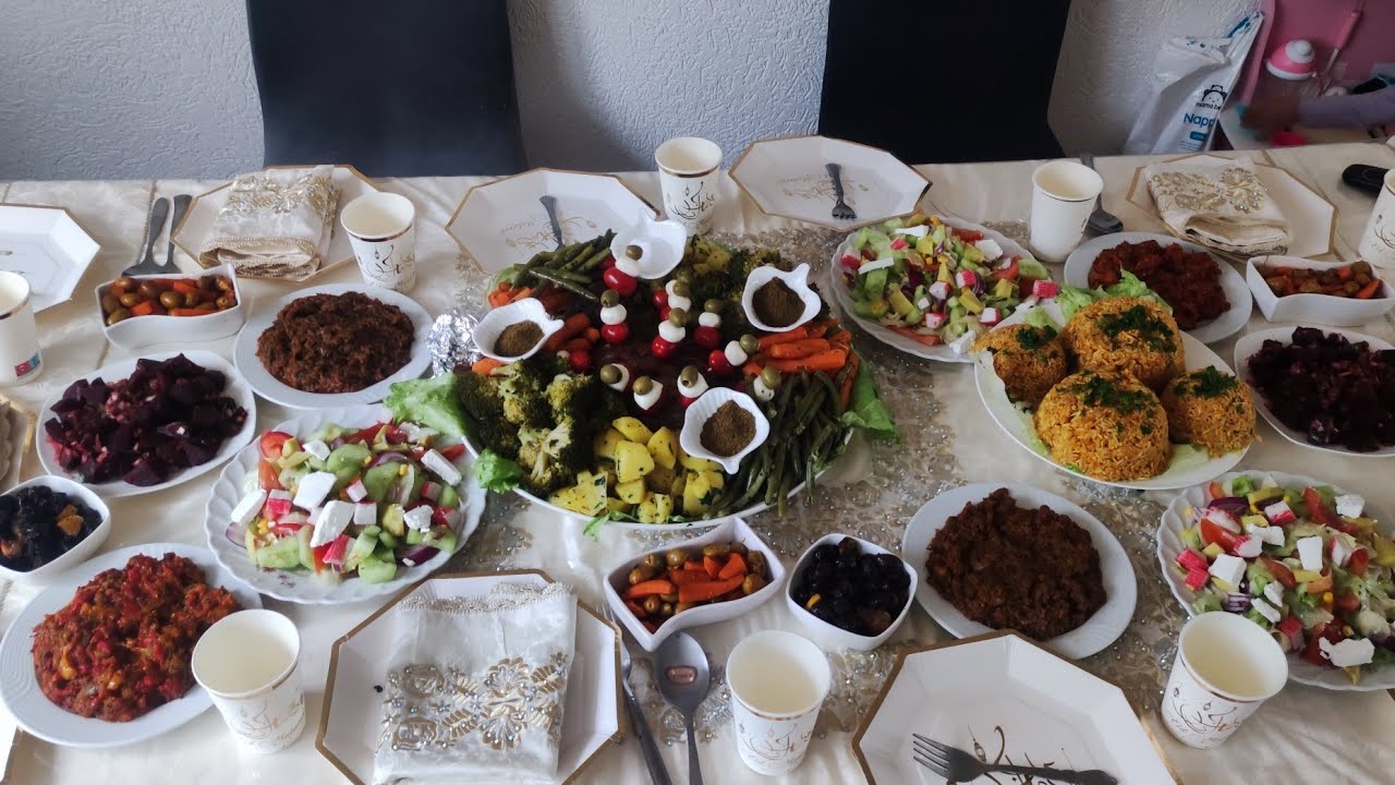 عراضة العيد:كتف الخروف في الفرن والخضر سوطي+سلطات مرافقة+زيتون مشرمل