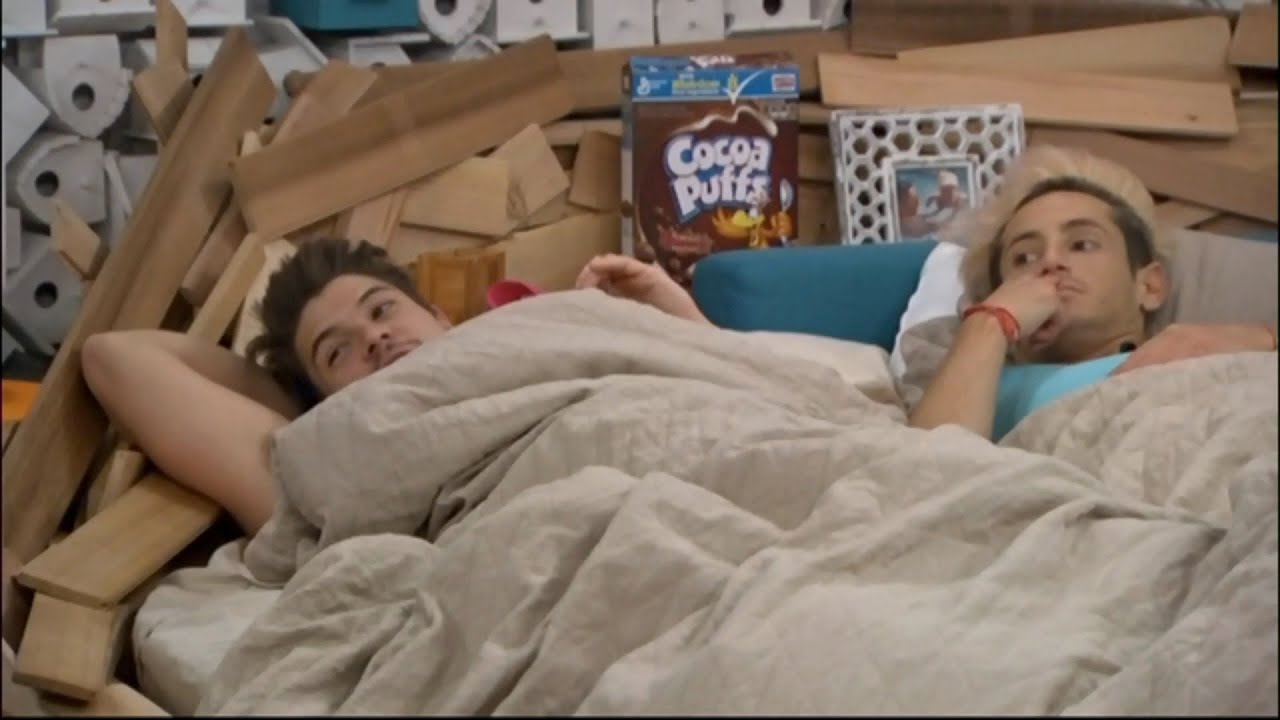 7/30 7:58pm - Large HG Gathering in the HoH and Jealous Zach