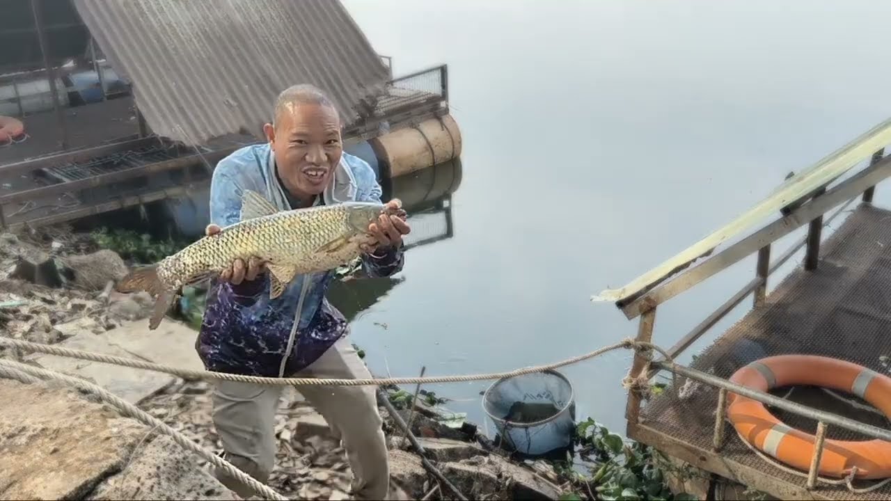 Cá ăn không kịp móc mồi, quá khủng khiếp 