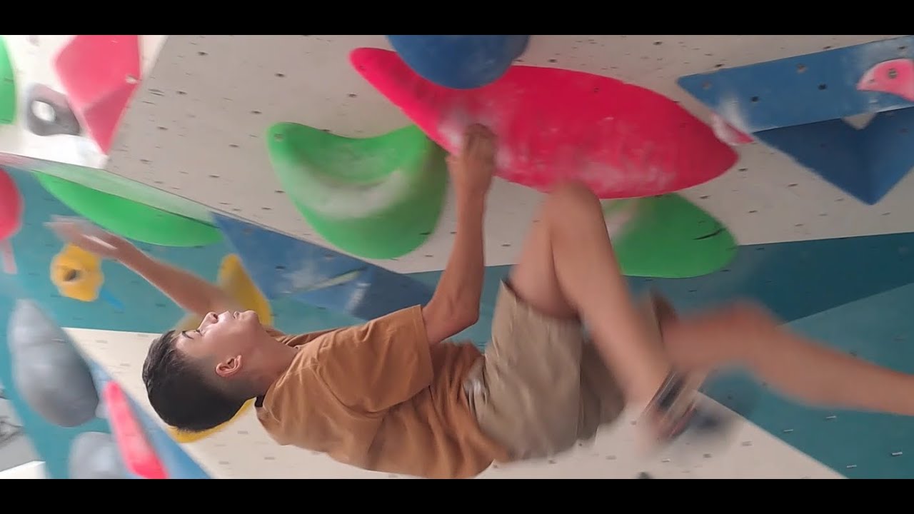 Deux grimpeurs contre plein de blocs durs ! ( The Roof Brest )