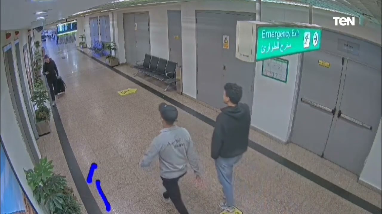 كان بيتمشى في المطار ومحدش ضايقه وخلص اجراءاته في ربع ساعة .. وزارة الطيران ترد على مدون أجنبي