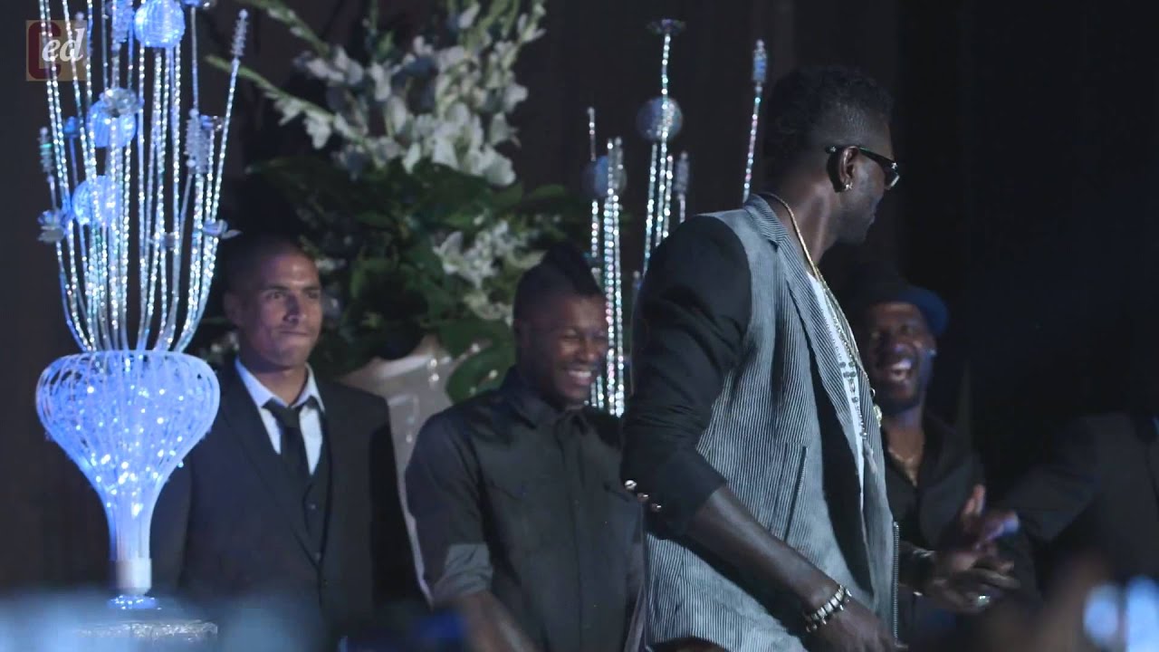 Emmanuel Adebayor, Djibril Cisse, Ballack  et Michael Essien dansent Azonto