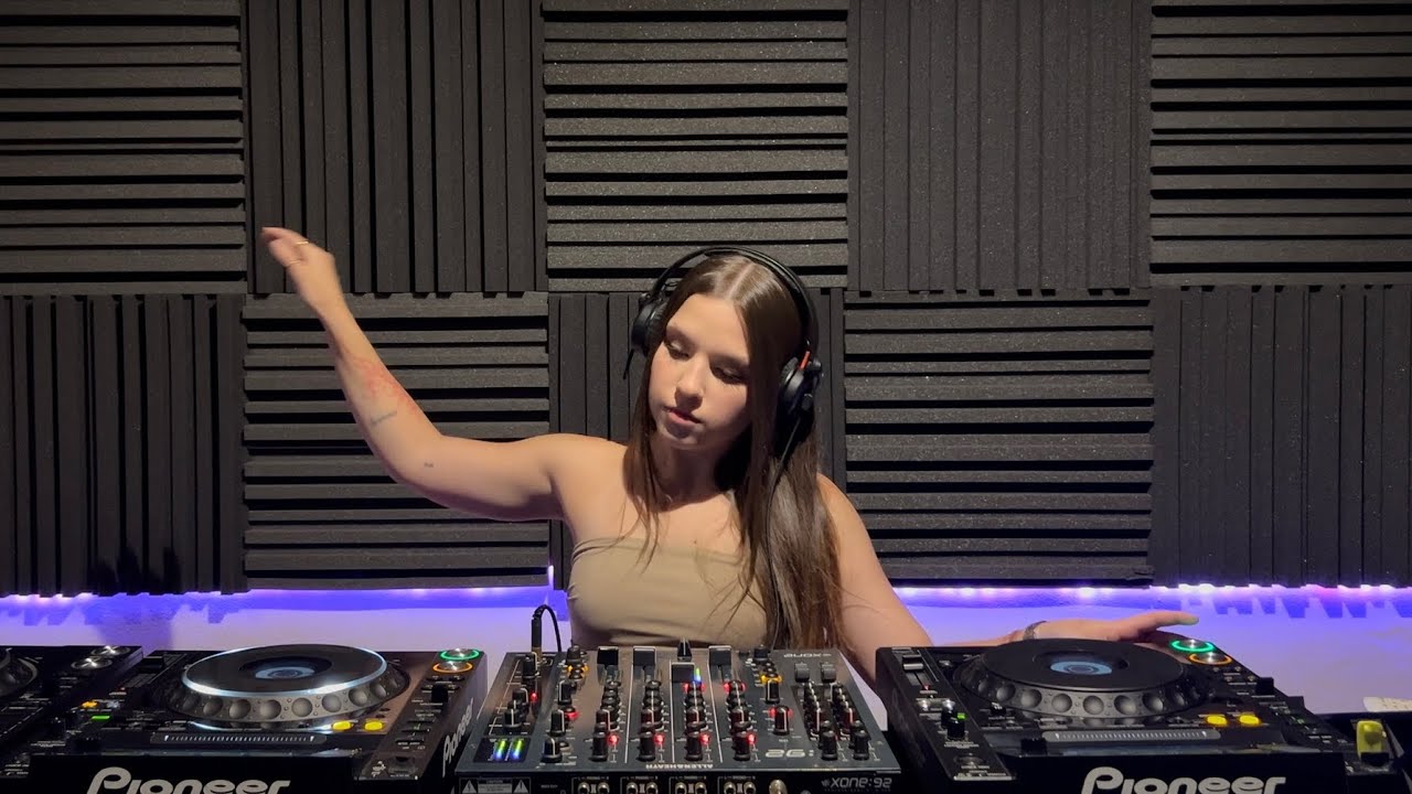 VANESA - Acid & Peak Time Techno [DJ SET #03]