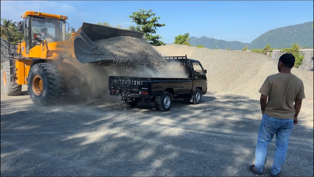 Muat Batu Split Satu Mobil L-300 Pick Up Menggunakan Loader…