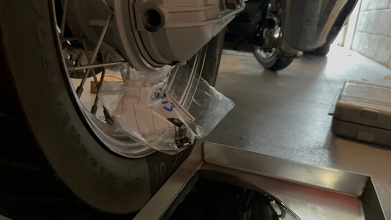 Cambiamo olio coppia conica alla moto Guzzi #manutenzione