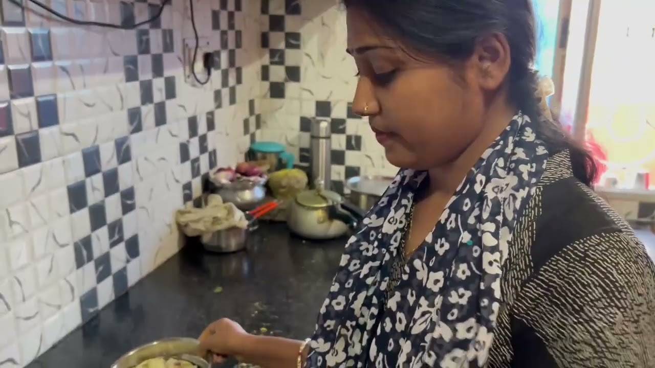 आज बहुत सारे पकौड़े बनाए हैं मैने ।#vlog #minivlog #pakoda #kicthenhacks #holi #coupl#masti 