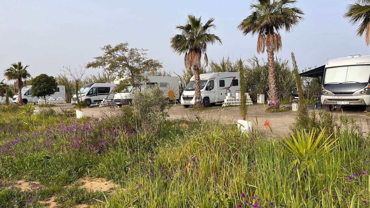 Vi står på en alternativ camping! Vi säger hejdå till Spanien och kör in i Portugal!