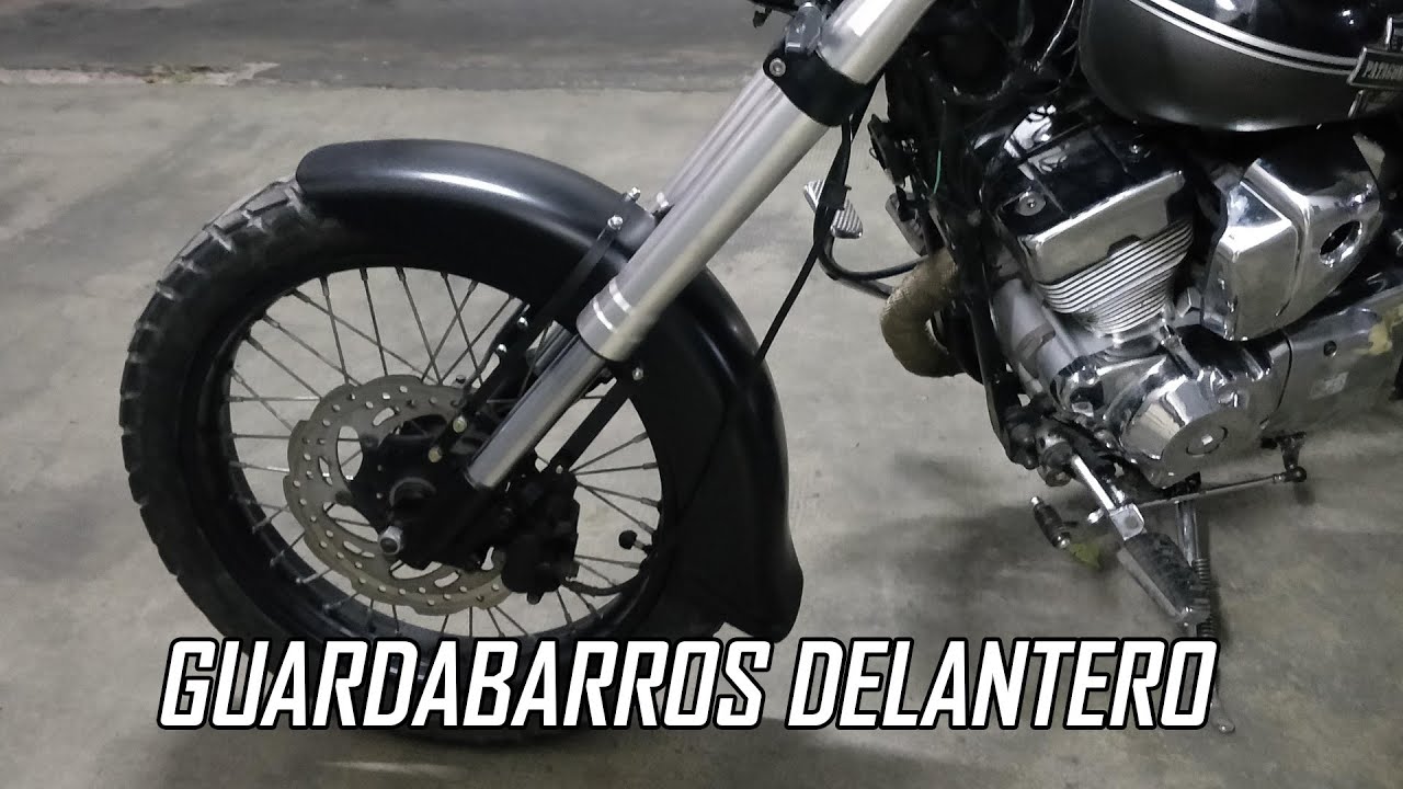 Adapto el guardabarros delantero y pinto partes de la moto en negro