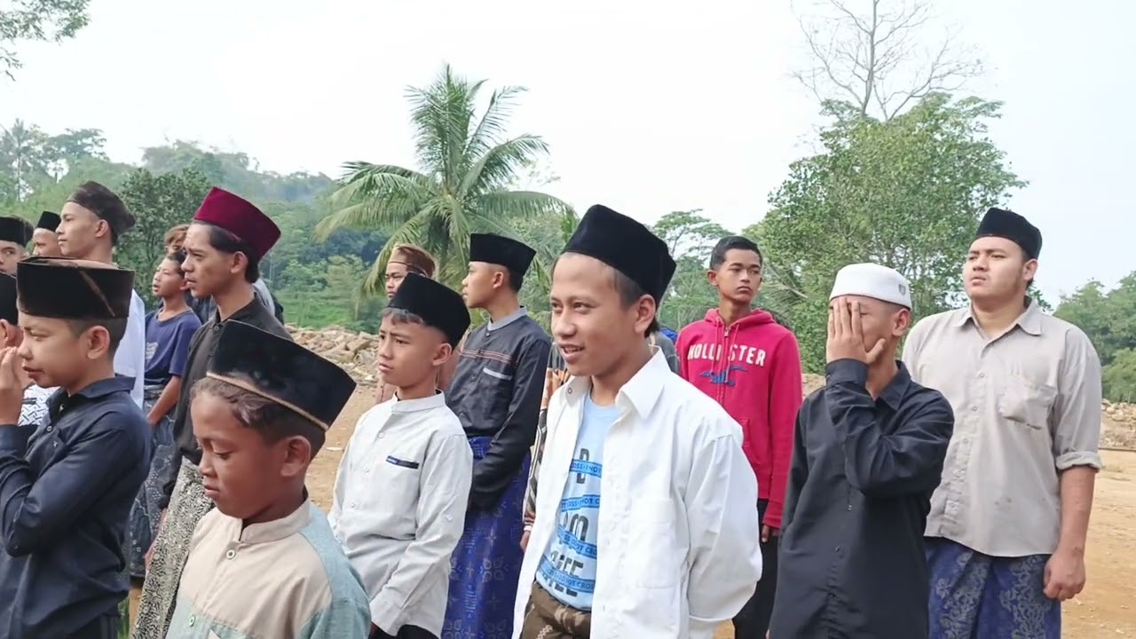 PAJADA] GLADI RESIK UPACARA KENAIKAN BENDERA MERAH PUTIH SANTRI PAJADA