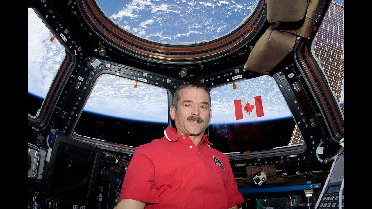 NEWS | ISS Commander Astronaut Chris Hadfield On WOGROLLYS COUCH (starts in German, then English)