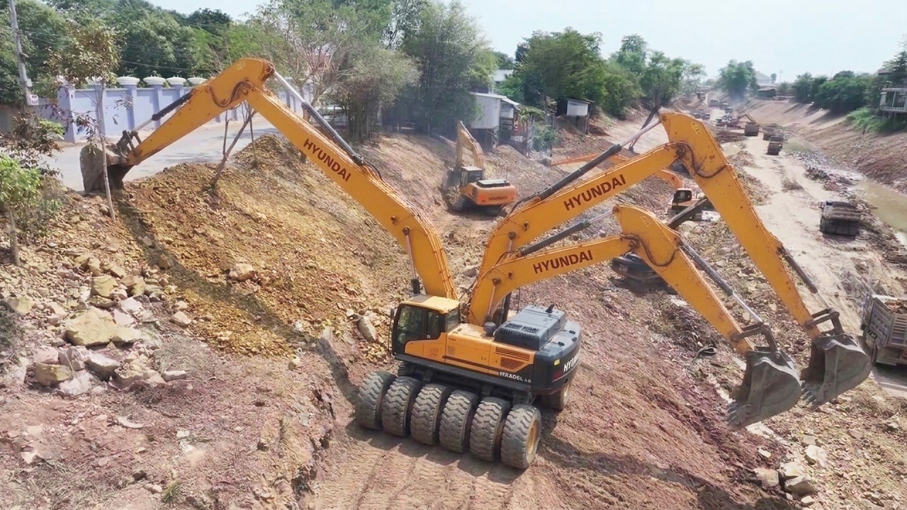 Fantastic!! Massive Canal Construction Project &ndash; Giant Long arm excavators digging canal