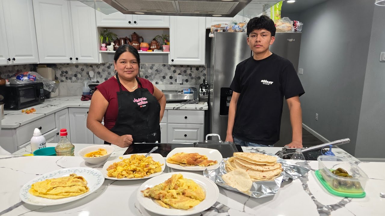 Preparando unos huevos para la familia 