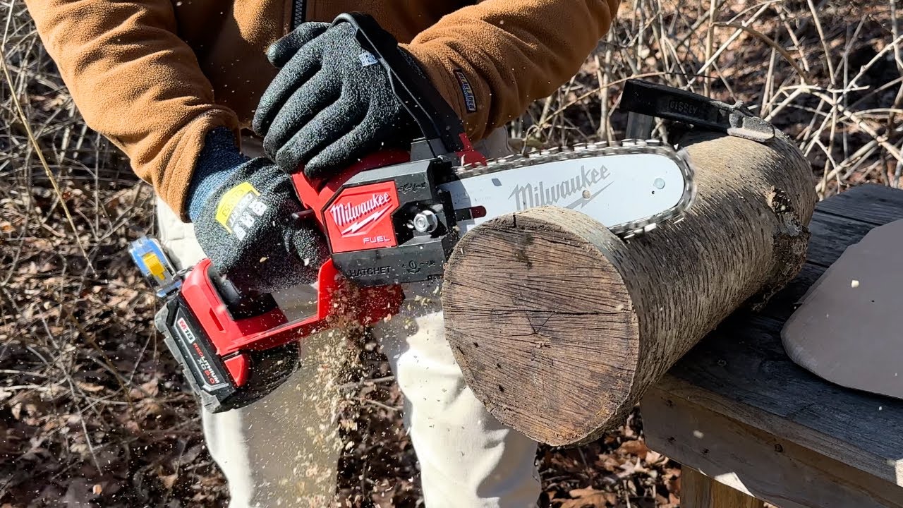 Milwaukee M18 FUEL Hatchet 8-inch Pruning Saw / Electric Chainsaw