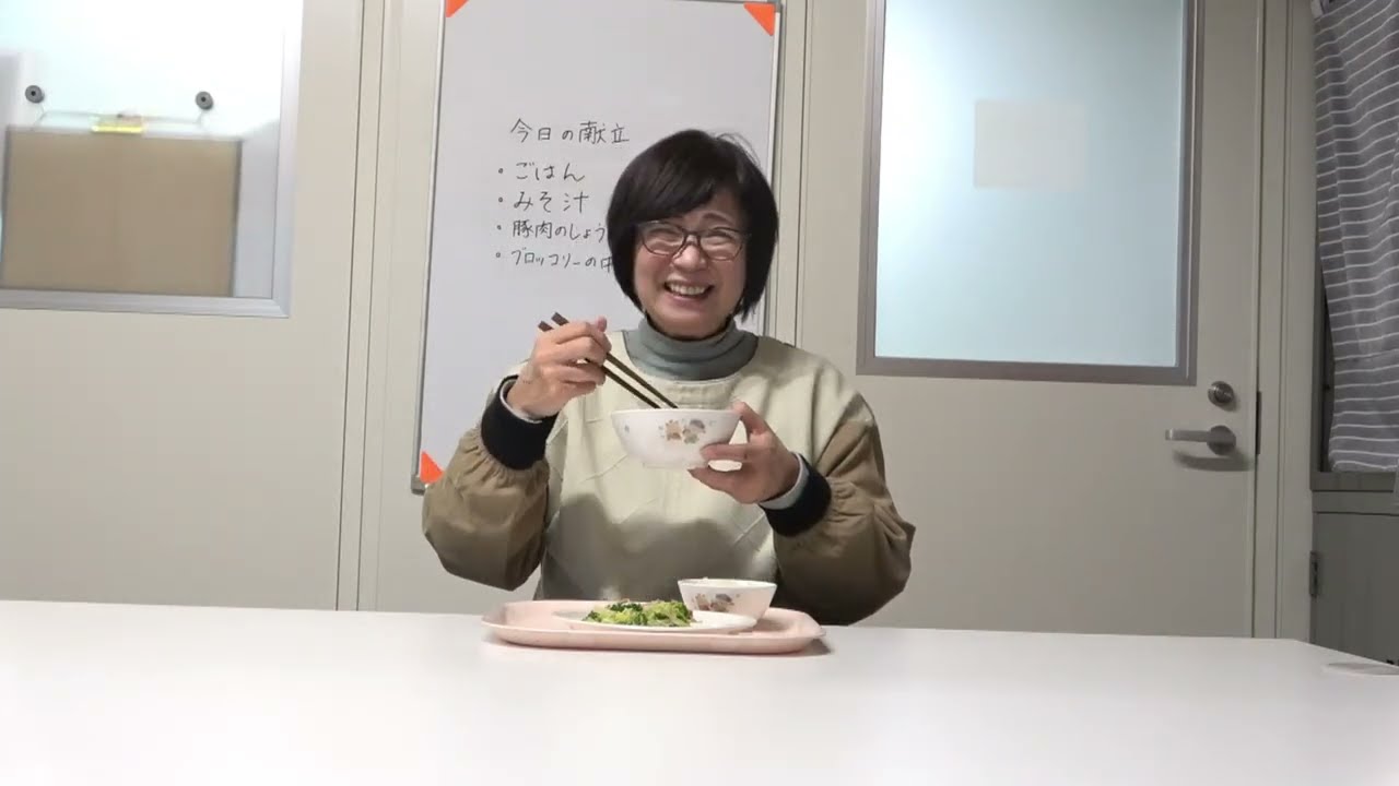 ともべ幼稚園　今日の給食「豚肉の生姜炒め」を食べる