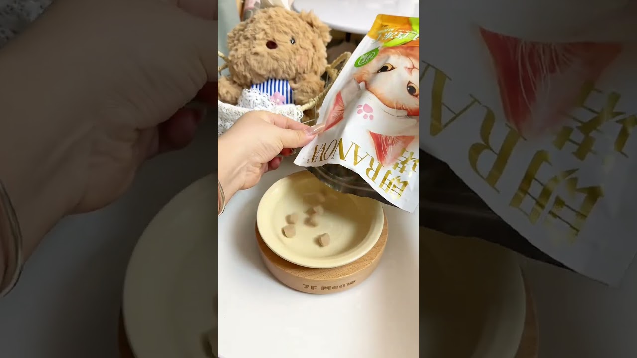 The first bite of freeze-dried food for a cat must be the Lonno Fresh Duck