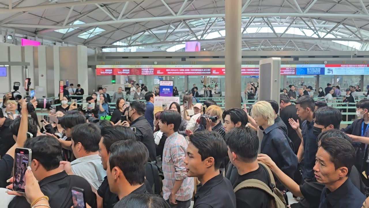 Enhypen 엔하이픈 エンハイプン and hundreds of fans  inside the Airport Terminal 250923