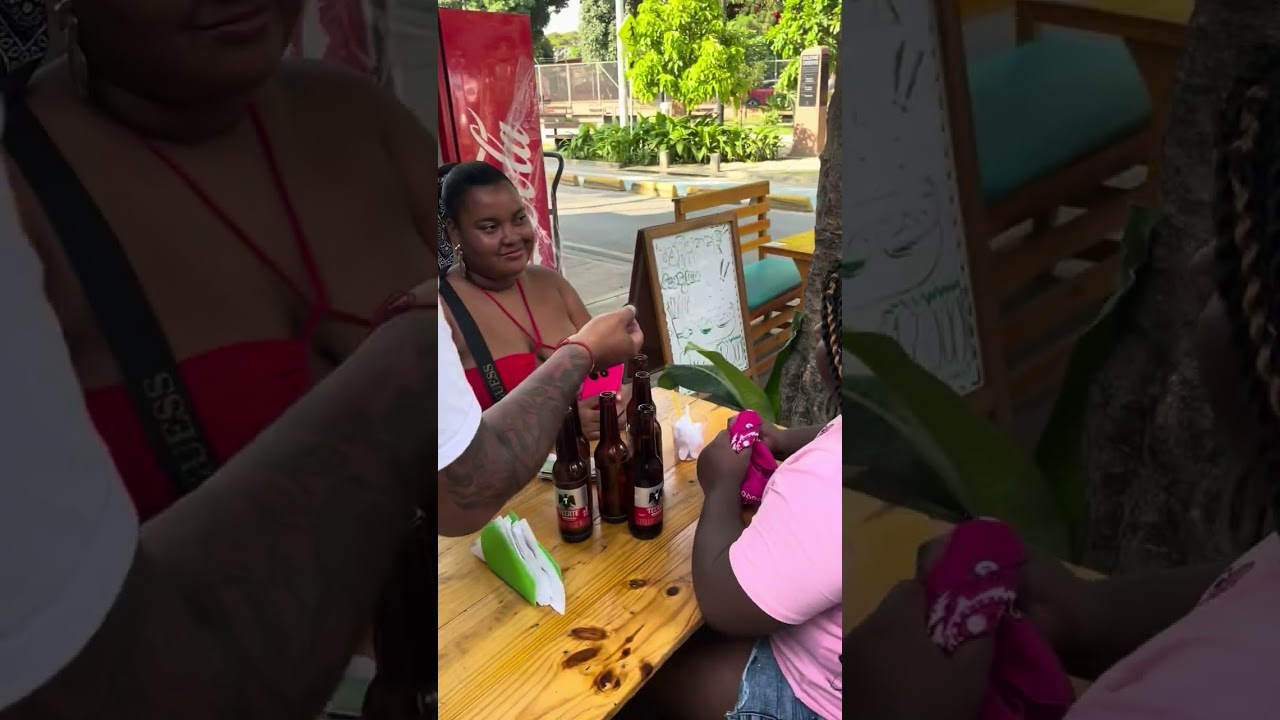 está pareja de mujeres ,, les ofrecí dinero para  revisar sus celulares y miren lo que encontre 