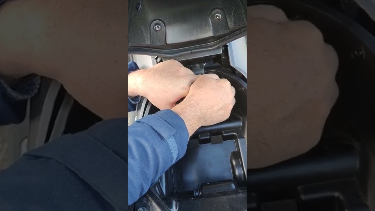 Honda Integra 750 RC Batterie Wechsel. Wo befindet sich denn die Batterie? Wie baut man sie aus?
