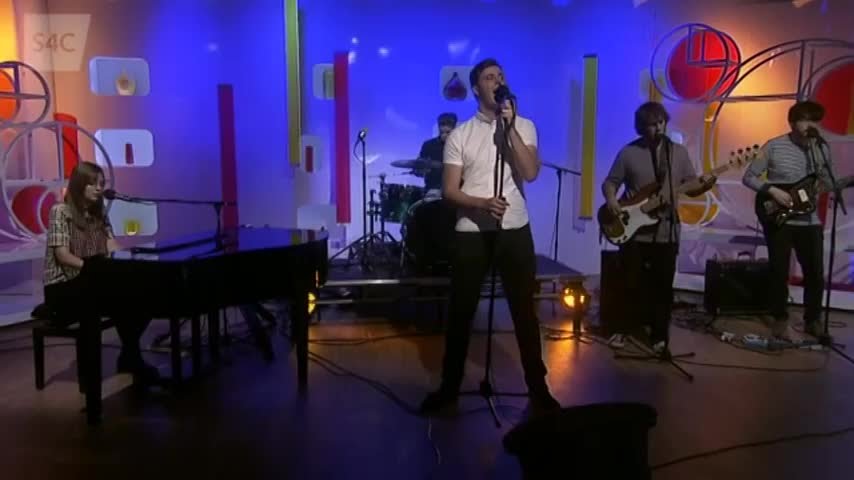 Rhys Gwynfor a'r Band - Rhwng Dau Fyd