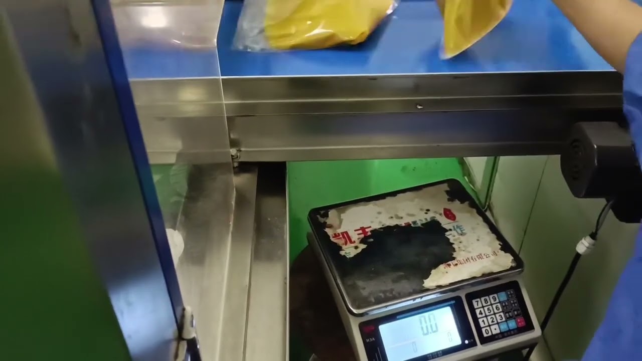 Pre-made bag feeding packaging machine