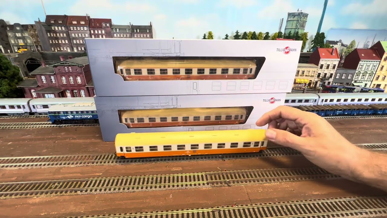 Модель железной дороги / Tillig H0 70063 DR Набор вагонов Städteexpress, презентация из 3 предметов.