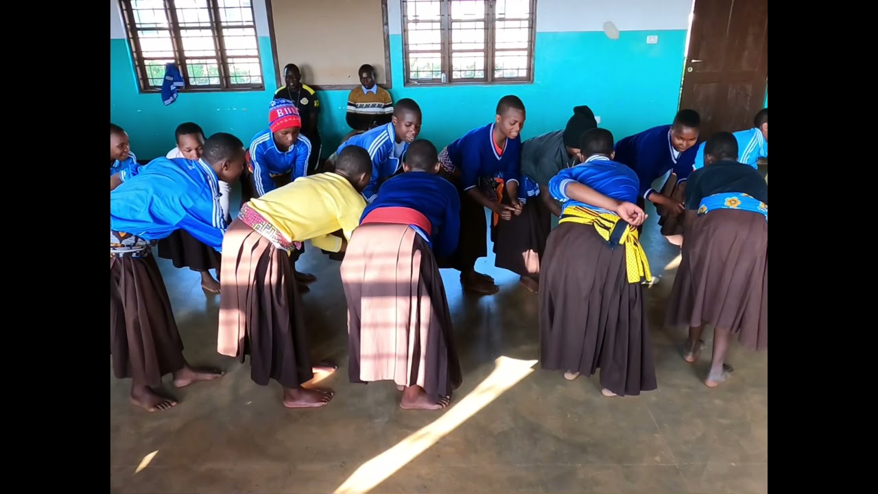 Prove di Tecnica…si danza . I Giovani di Maria Consolata Secondary School di Ilamba